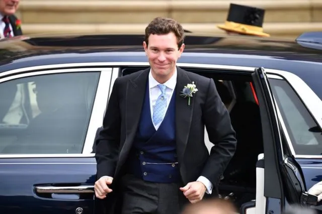 Detail Pernikahan Putri Eugenie dari Inggris dengan Gaun Pengantinnya yang Mengekspos Bekas Luka 16