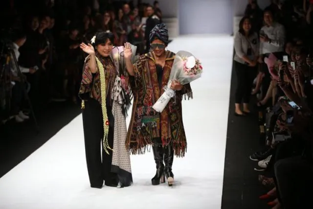 Ramaikan Panggung JFW 2019, Bu Susi Berlenggak-Lenggok Bak Model. Ternyata Alasannya Mulia Banget 4