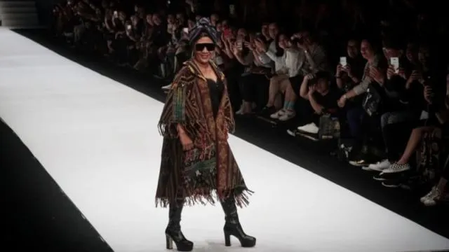 Ramaikan Panggung JFW 2019, Bu Susi Berlenggak-Lenggok Bak Model. Ternyata Alasannya Mulia Banget 3