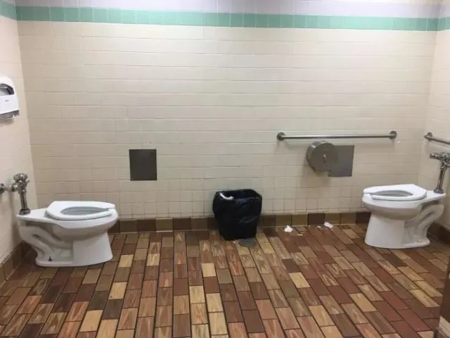 Buang Air di 11 Toilet ini, Kenyamananmu Bakal Diuji Banget. Desainnya Gokil bin Kocak sih! :D 15