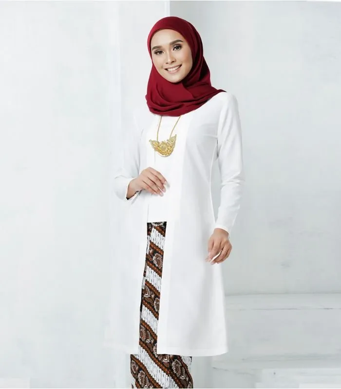 14 Setelan Kebaya Putih Modern untuk Kondangan atau Wisudaan. Nggak Terlihat Kaku Kok! 19
