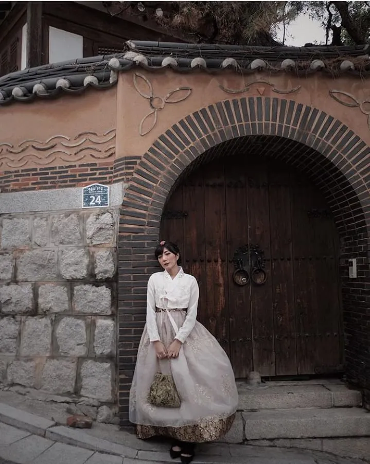 Mengulik Cantiknya 12+ Selebritas dan Instagram Darling yang Tampil dalam Balutan Hanbok Khas Korea. Kamu Pasti Jadi Mupeng Juga 18
