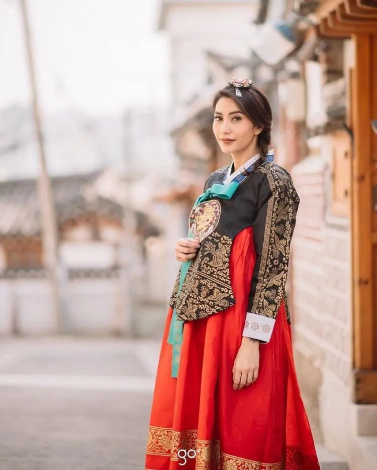 Mengulik Cantiknya 12+ Selebritas dan Instagram Darling yang Tampil dalam Balutan Hanbok Khas Korea. Kamu Pasti Jadi Mupeng Juga 24