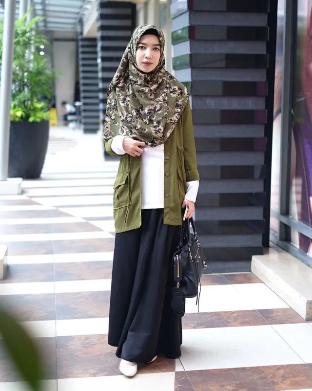10 Gaya Hijab Pakai Kaus Putih dan Outer. Nyaman Dikenakan tanpa Takut Menerawang 16