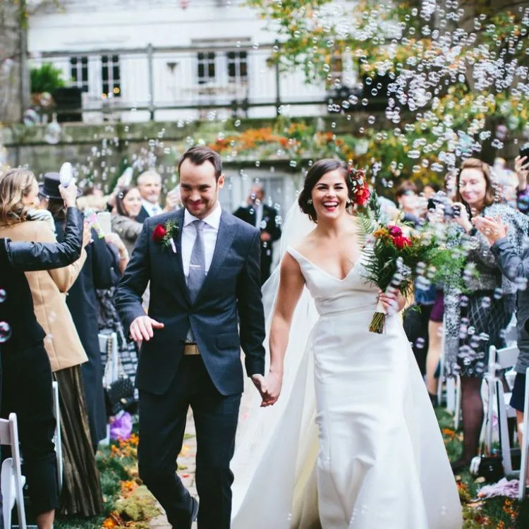 15 Ide Taburan Wedding Exit Toss untuk Pernikahanmu yang Berkesan. Keluar Gedung, Disambut Bak Raja dan Ratu oleh Tamu Undangan 25