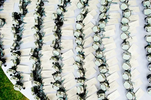 15 Ide Taburan Wedding Exit Toss untuk Pernikahanmu yang Berkesan. Keluar Gedung, Disambut Bak Raja dan Ratu oleh Tamu Undangan 20