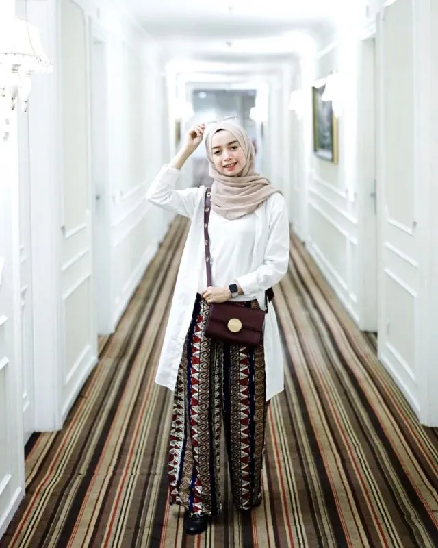 10 Gaya Hijab Pakai Kaus Putih dan Outer. Nyaman Dikenakan tanpa Takut Menerawang 11