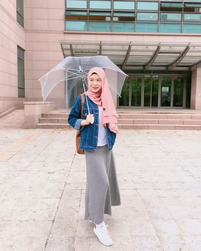 10 Gaya Hijab Pakai Kaus Putih dan Outer. Nyaman Dikenakan tanpa Takut Menerawang 14