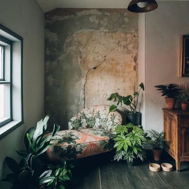15 Desain Dinding yang 'Belum Rampung' untuk Rumah Bergaya Rustic. Jadul Tapi Artistik! 28