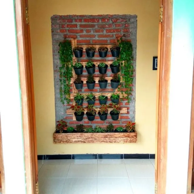 15 Desain Dinding yang 'Belum Rampung' untuk Rumah Bergaya Rustic. Jadul Tapi Artistik! 25