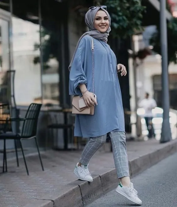 8 Padu Padan Hijab Kasual untuk Usia 20-an. Nggak Berlebihan Juga Dipakai Anak Kuliahan 16