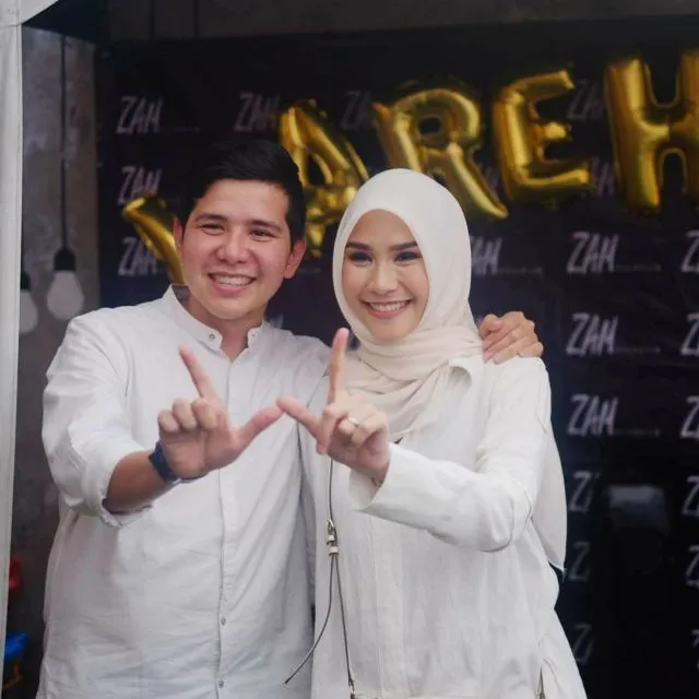 10+ Potret Adik-Kakak Seleb; Ada yang Mirip Banget Sampai Nggak Mirip Sama Sekali 15