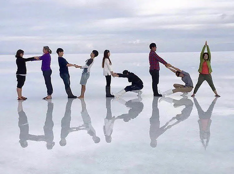 Bosen Nggak, Foto Bareng dengan Gaya yang Monoton? Coba deh 10 Pose Unik ini Biar Keliatan Kompak 18