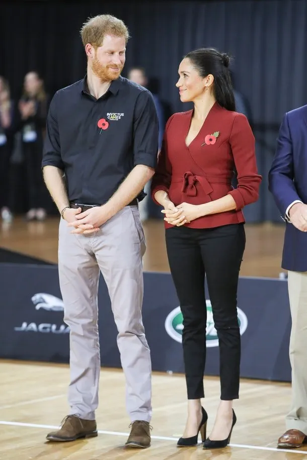 10 Foto Meghan dan Prince Harry Ini Bikin Kamu Mengamini. Bahwa Cinta Tumbuh Subur dari Tatapan Mata 11