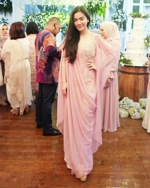 Pola Kaftan Longgar dan Ayu buatmu yang Bosan Pakai Kutubaru di Acara Kondangan Sahabatmu 34