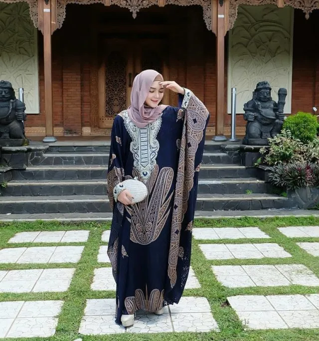 Pola Kaftan Longgar dan Ayu buatmu yang Bosan Pakai Kutubaru di Acara Kondangan Sahabatmu 35
