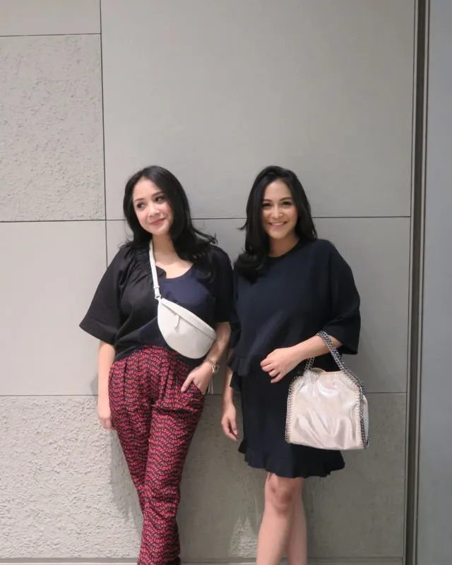 10+ Potret Adik-Kakak Seleb; Ada yang Mirip Banget Sampai Nggak Mirip Sama Sekali 21