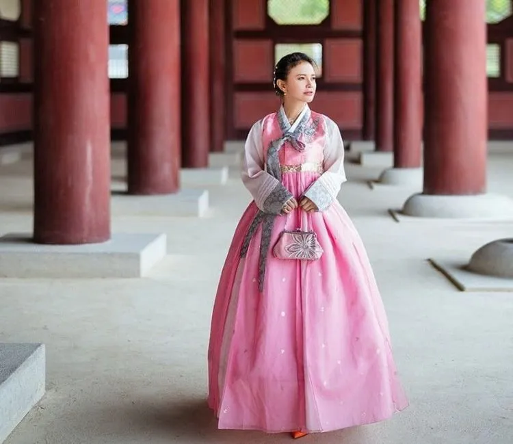 Mengulik Cantiknya 12+ Selebritas dan Instagram Darling yang Tampil dalam Balutan Hanbok Khas Korea. Kamu Pasti Jadi Mupeng Juga 25