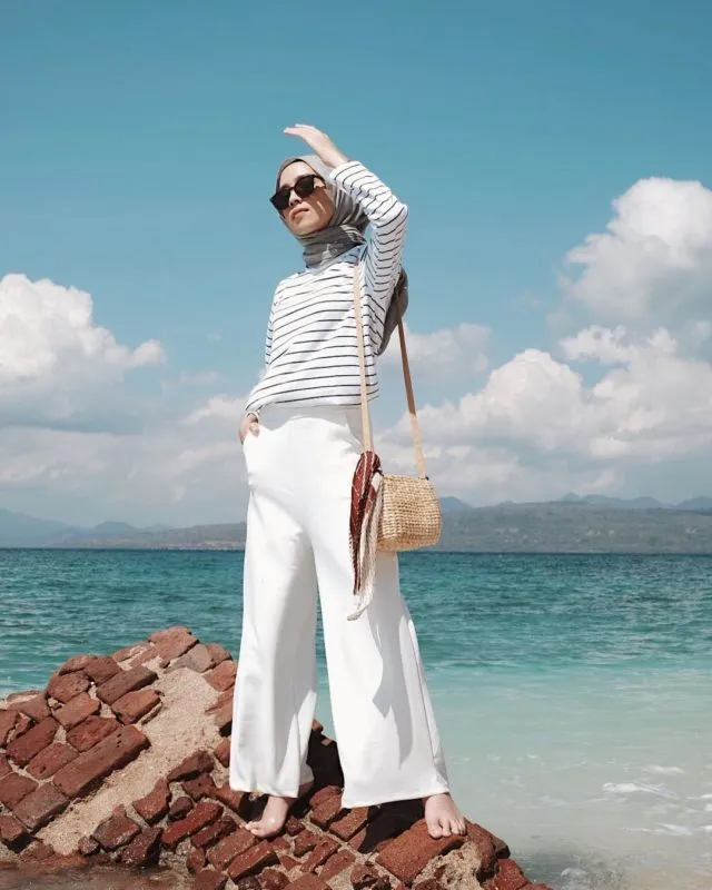 10 Gaya Hijab Pakai Kaus Putih dan Outer. Nyaman Dikenakan tanpa Takut Menerawang 13