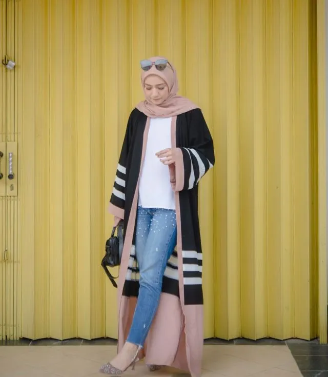 10 Gaya Hijab Pakai Kaus Putih dan Outer. Nyaman Dikenakan tanpa Takut Menerawang 18