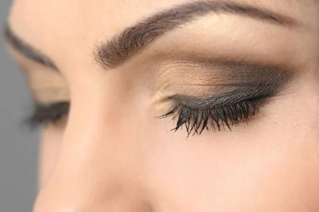 6 Kesalahan Saat Memakai Makeup. Nggak Heran Kamu Dibilang Mau Lenongan 11