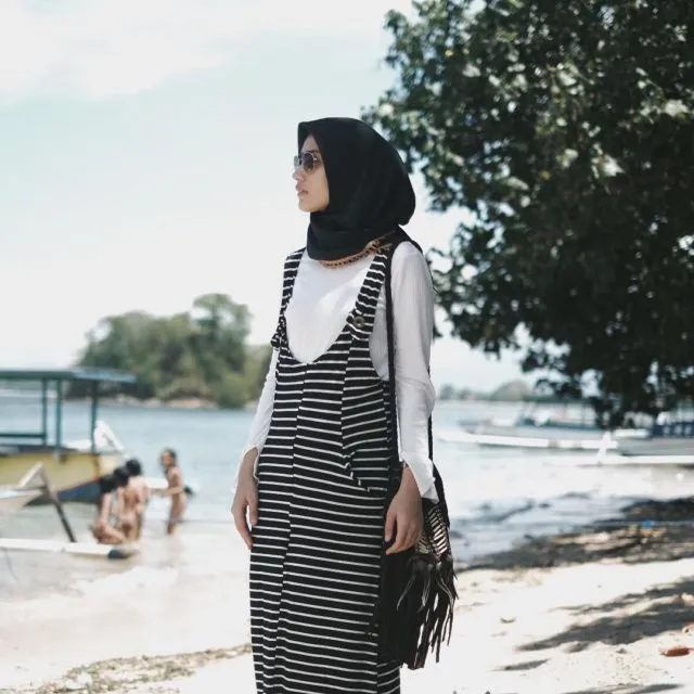 10 Gaya Hijab Pakai Kaus Putih dan Outer. Nyaman Dikenakan tanpa Takut Menerawang 15