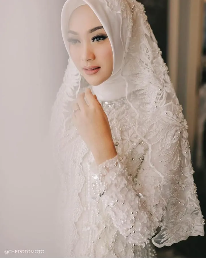 8 Ide Busana Pernikahan ala Indah Nada Puspita. Nggak Selamanya Hijab Harus Ditumpuk Tebal Demi Hasil Maksimal 11