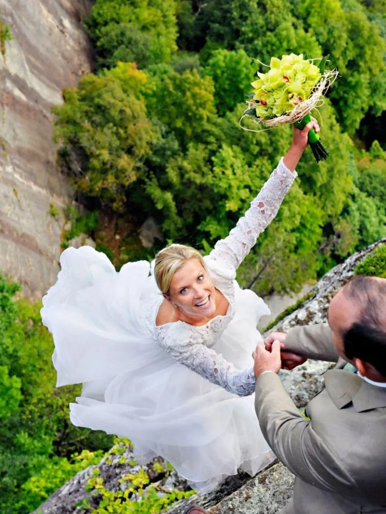5 Ide Pre-Wedding Nekat dan Super Ekstrem. Ya, Kayak Pose Cium-cium King Kobra Contohnya 7