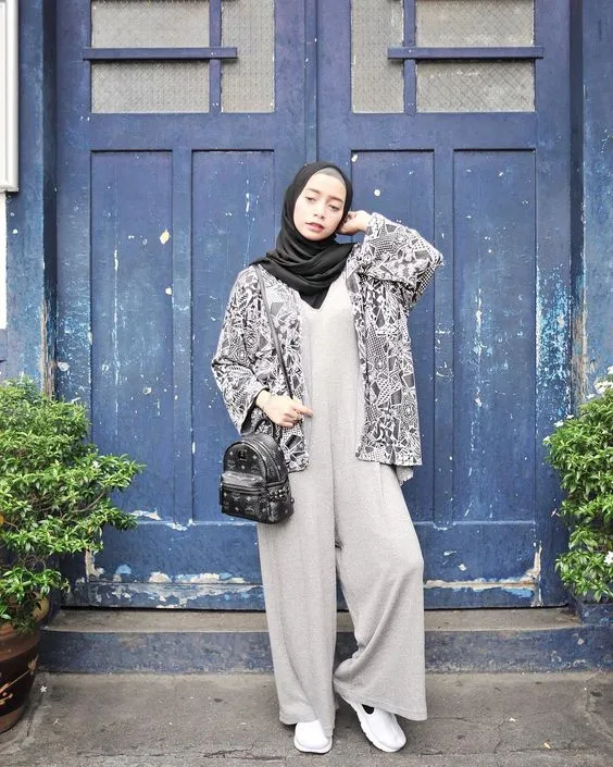 Manis dan Lucu, Ini 9 Ide Model Jumpsuit Ala Korea. Buat yang Berhijab pun Ada! 15