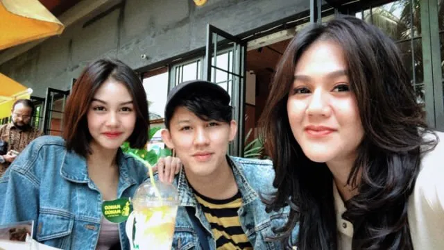 10+ Potret Adik-Kakak Seleb; Ada yang Mirip Banget Sampai Nggak Mirip Sama Sekali 12