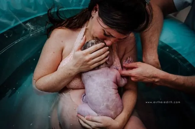 13 Potret Haru Terekam Kamera Para Ibu Saat Pertama Kali Menggendong Anaknya. Kebahagiaan yang Tak Ternilai Harganya 25