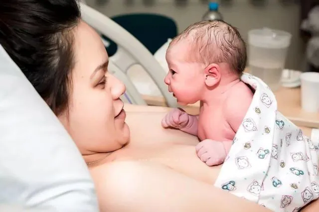 13 Potret Haru Terekam Kamera Para Ibu Saat Pertama Kali Menggendong Anaknya. Kebahagiaan yang Tak Ternilai Harganya 21
