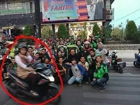 Kata Siapa Foto Bareng itu Gampang? 11 Gangguan ini Sering Terjadi lo, Tapi Malah Bikin Ngakak 12