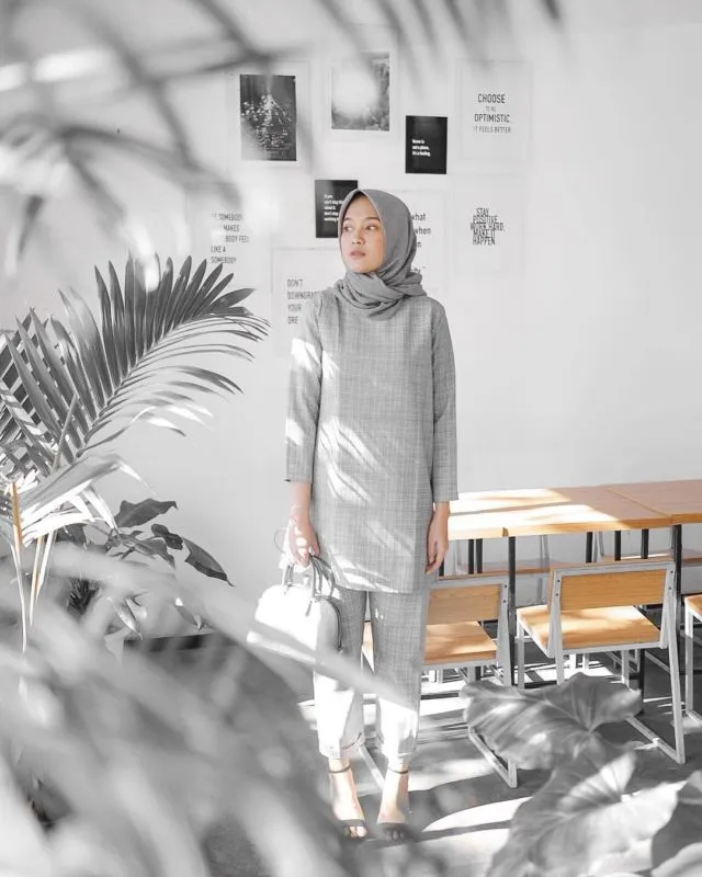 8 Padu Padan Hijab Kasual untuk Usia 20-an. Nggak Berlebihan Juga Dipakai Anak Kuliahan 17