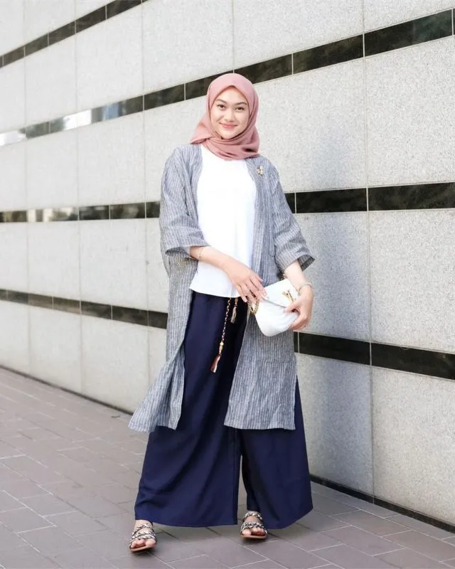10 Gaya Hijab Pakai Kaus Putih dan Outer. Nyaman Dikenakan tanpa Takut Menerawang 12