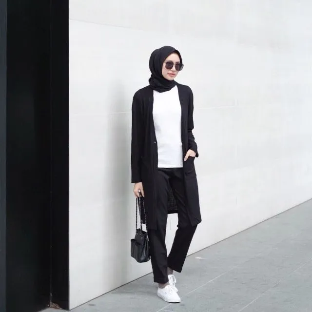 10 Gaya Hijab Pakai Kaus Putih dan Outer. Nyaman Dikenakan tanpa Takut Menerawang 19
