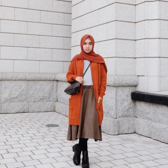 10 Gaya Hijab Pakai Kaus Putih dan Outer. Nyaman Dikenakan tanpa Takut Menerawang 17