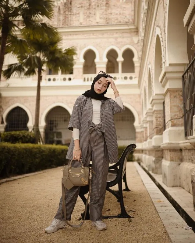 10 Gaya Hijab Pakai Kaus Putih dan Outer. Nyaman Dikenakan tanpa Takut Menerawang 20