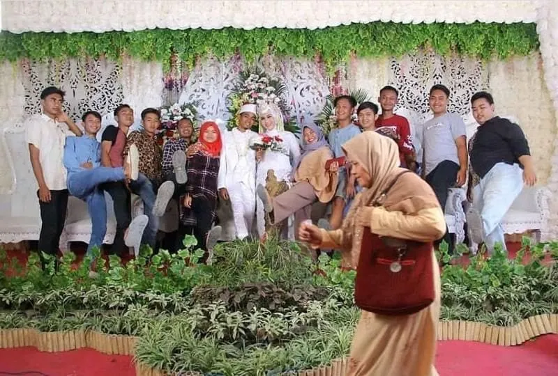 Kata Siapa Foto Bareng itu Gampang? 11 Gangguan ini Sering Terjadi lo, Tapi Malah Bikin Ngakak 13