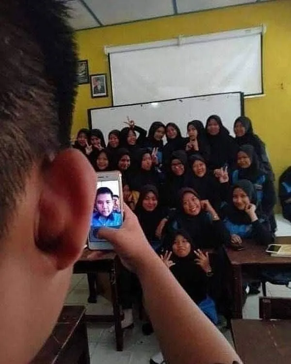 Kata Siapa Foto Bareng itu Gampang? 11 Gangguan ini Sering Terjadi lo, Tapi Malah Bikin Ngakak 14