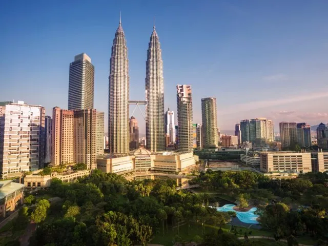 Saat Tiket Domestik Mahal, Tiket Surabaya ke Malaysia Harganya 372 Ribu PP. Liburan ke Luar Negeri Deh!