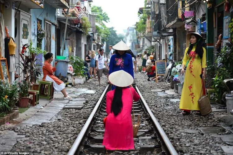 Selfie di Rel Kereta Api, Tren Baru Traveling ala Milenial. Cukup Berbahaya dan Nekat Sih! 9