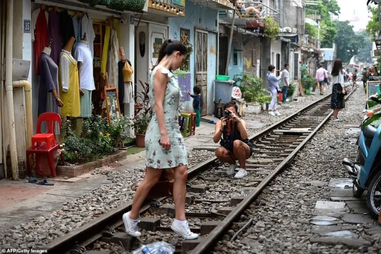Selfie di Rel Kereta Api, Tren Baru Traveling ala Milenial. Cukup Berbahaya dan Nekat Sih! 12