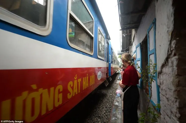 Selfie di Rel Kereta Api, Tren Baru Traveling ala Milenial. Cukup Berbahaya dan Nekat Sih! 16