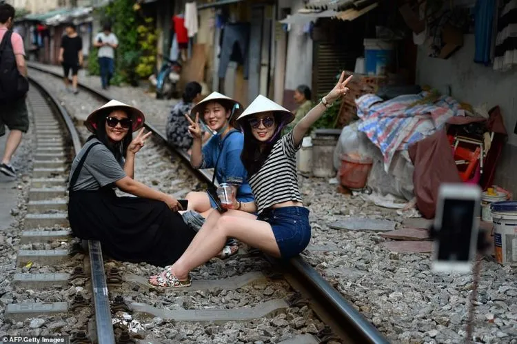 Selfie di Rel Kereta Api, Tren Baru Traveling ala Milenial. Cukup Berbahaya dan Nekat Sih! 11