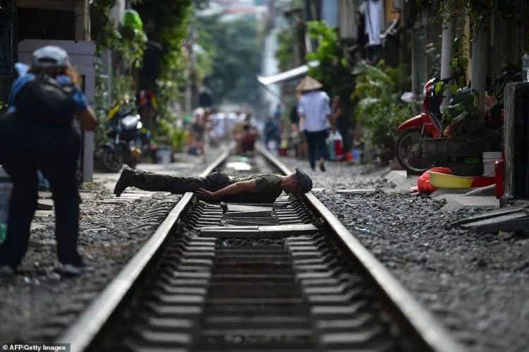 Selfie di Rel Kereta Api, Tren Baru Traveling ala Milenial. Cukup Berbahaya dan Nekat Sih! 14