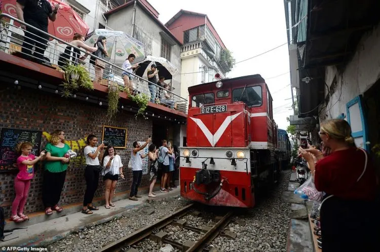 Selfie di Rel Kereta Api, Tren Baru Traveling ala Milenial. Cukup Berbahaya dan Nekat Sih! 13