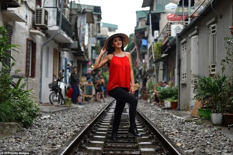 Selfie di Rel Kereta Api, Tren Baru Traveling ala Milenial. Cukup Berbahaya dan Nekat Sih! 15
