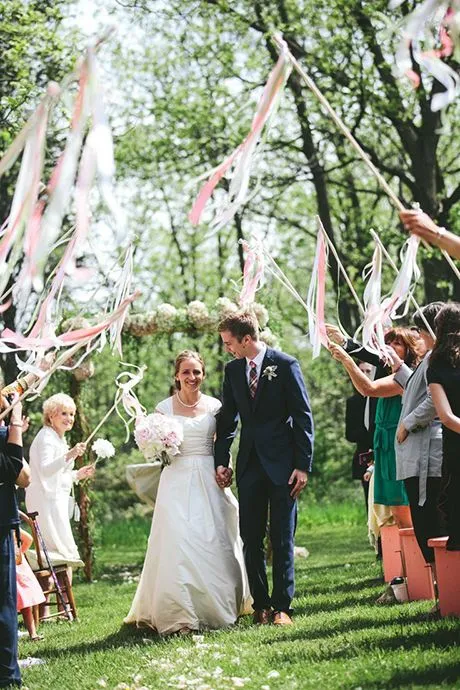 15 Ide Taburan Wedding Exit Toss untuk Pernikahanmu yang Berkesan. Keluar Gedung, Disambut Bak Raja dan Ratu oleh Tamu Undangan 22