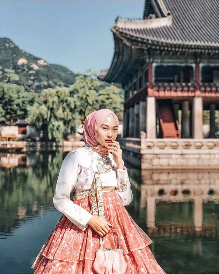 Mengulik Cantiknya 12+ Selebritas dan Instagram Darling yang Tampil dalam Balutan Hanbok Khas Korea. Kamu Pasti Jadi Mupeng Juga 15